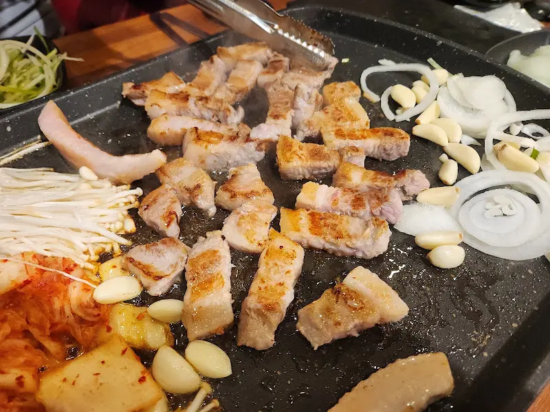 노릇노릇 구워진 삼겹살