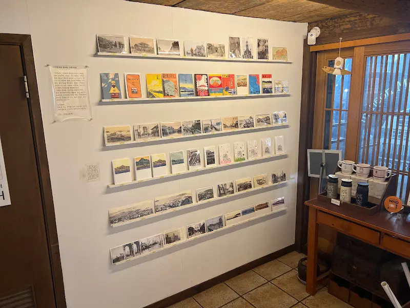 벽에 전시된 엽서들