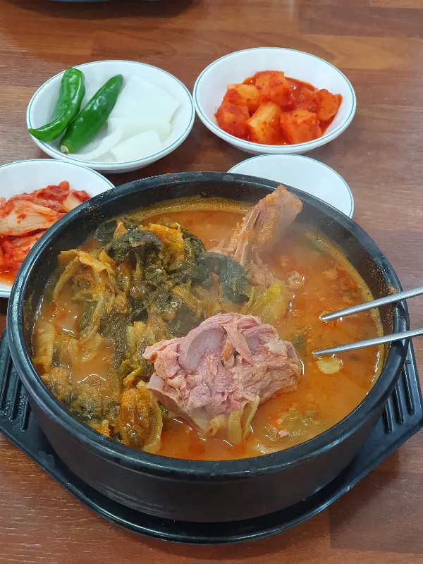 뼈해장국 속 뼈다귀