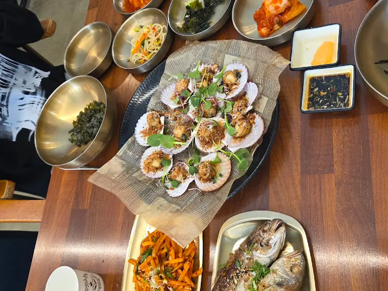 굴 요리와 다양한 밑반찬