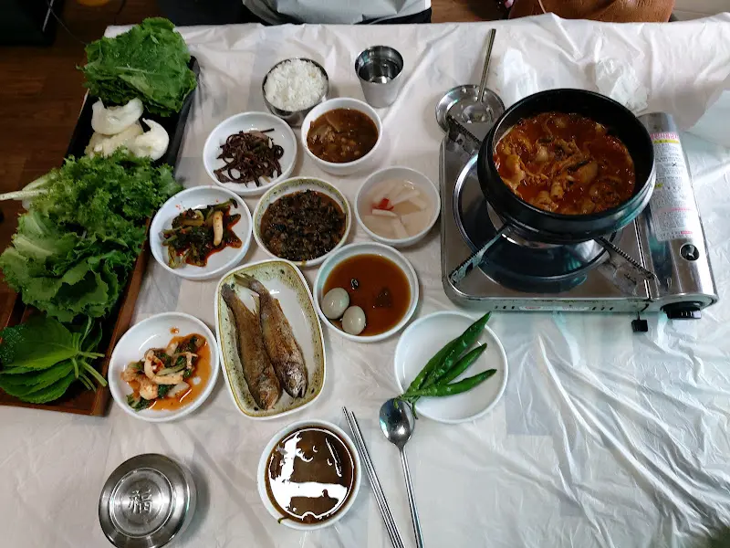 한 상 가득 차려진 쌈밥