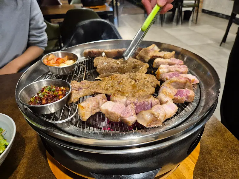 수성약방 고기 굽는 모습