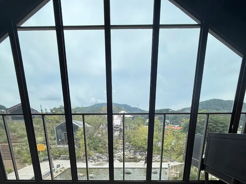 카페 내부에서 바라본 풍경