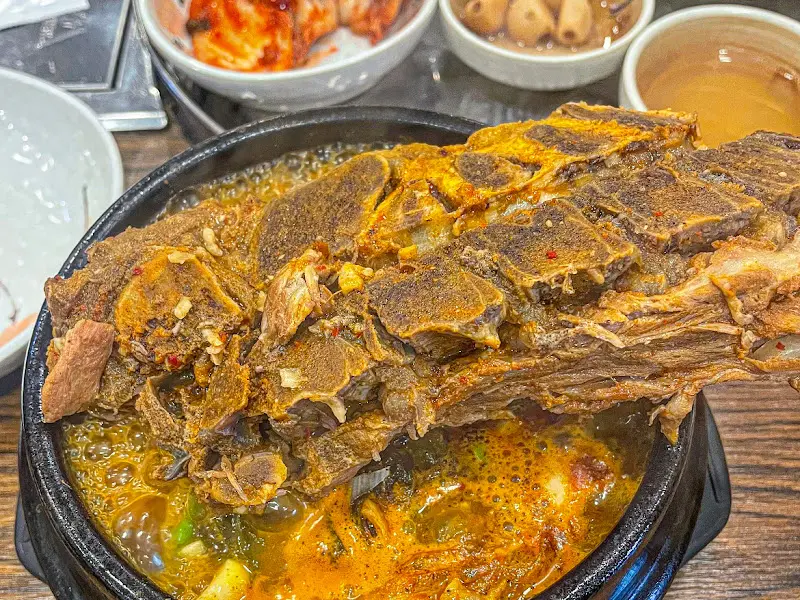 푸짐한 뼈해장국