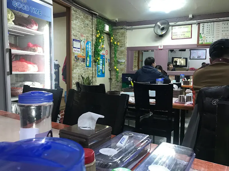 신마산식당 내부