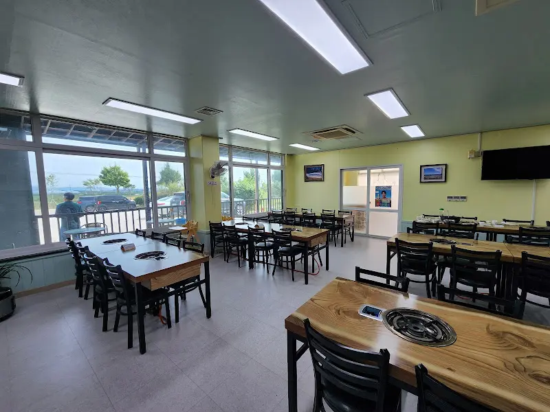 넓고 쾌적한 식당 내부