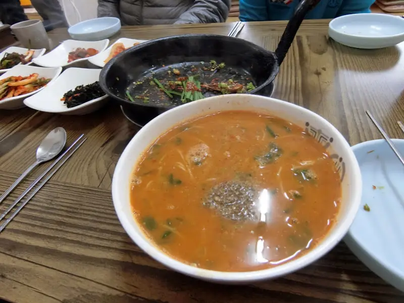 다양한 반찬과 메인 요리