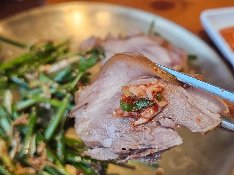 수육과 실비김치의 만남