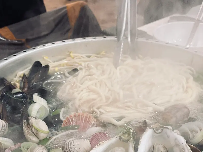 해물 가득 칼국수 조리 모습