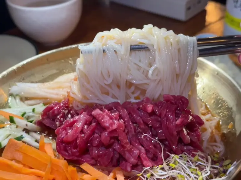 육회와 면의 조화