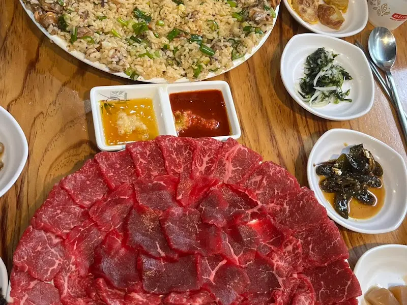 엄지네 포장마차 육사시미와 꼬막 비빔밥