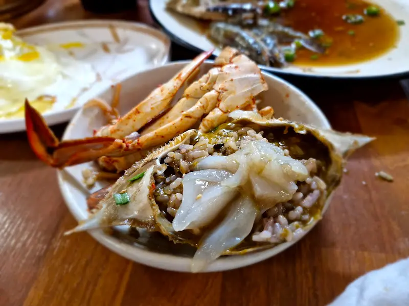 간장게장 게딱지에 밥 비벼먹는 모습