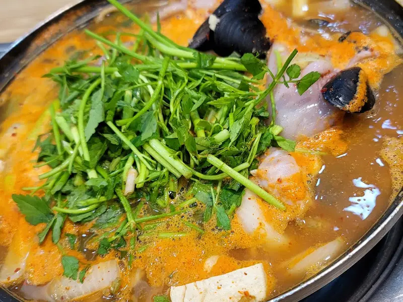 신선한 미나리가 듬뿍 올려진 동태탕