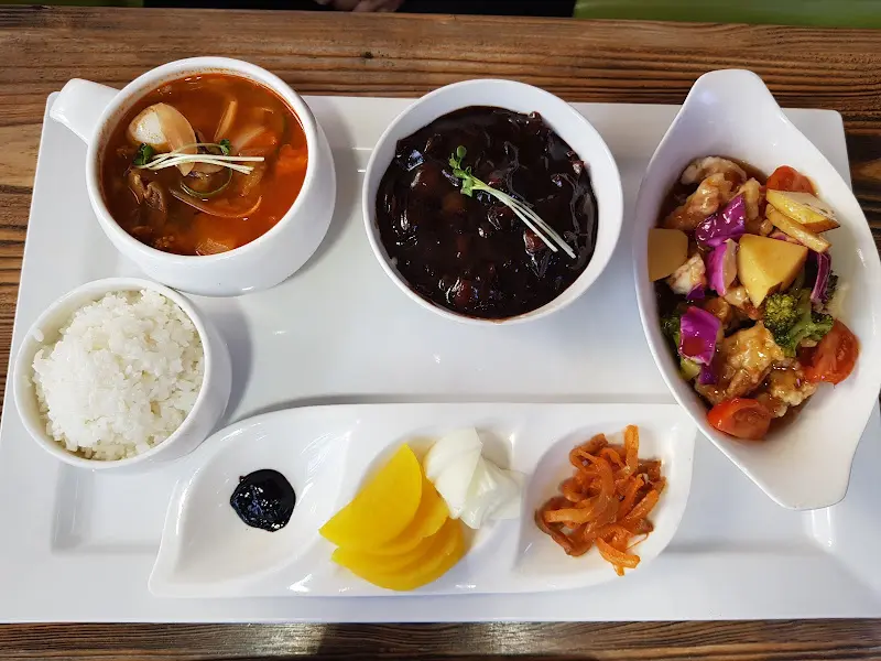 정갈하게 담겨 나온 탕수육 정식