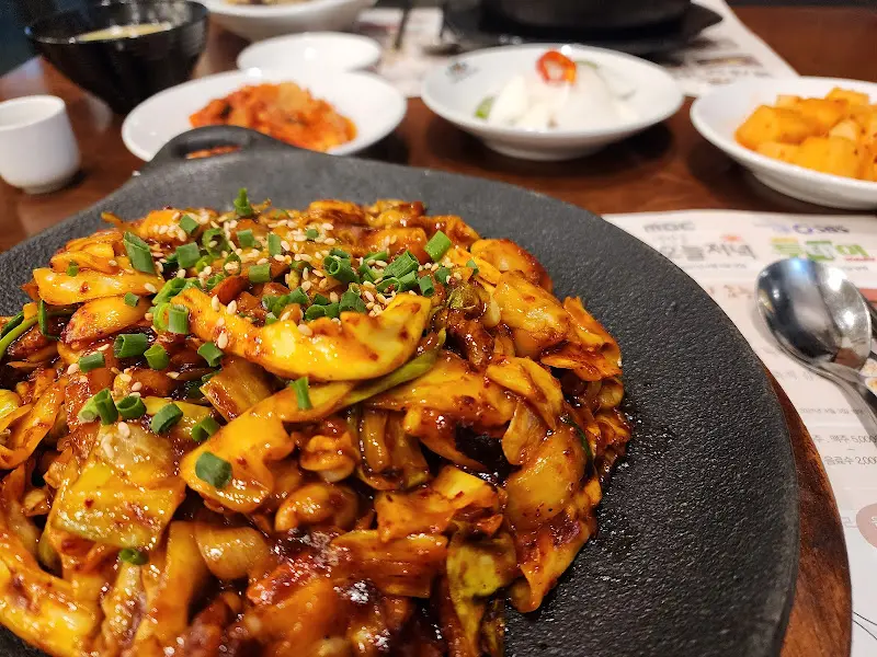 백세삼계탕의 철판 낙지 볶음