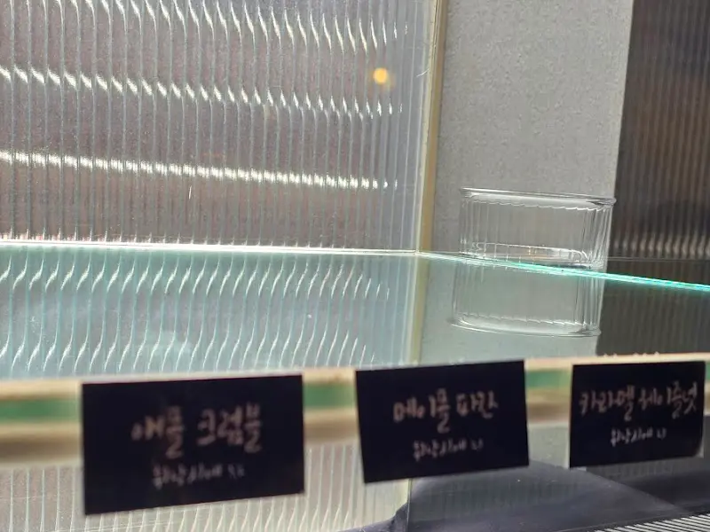 쇼케이스에 진열된 구움과자