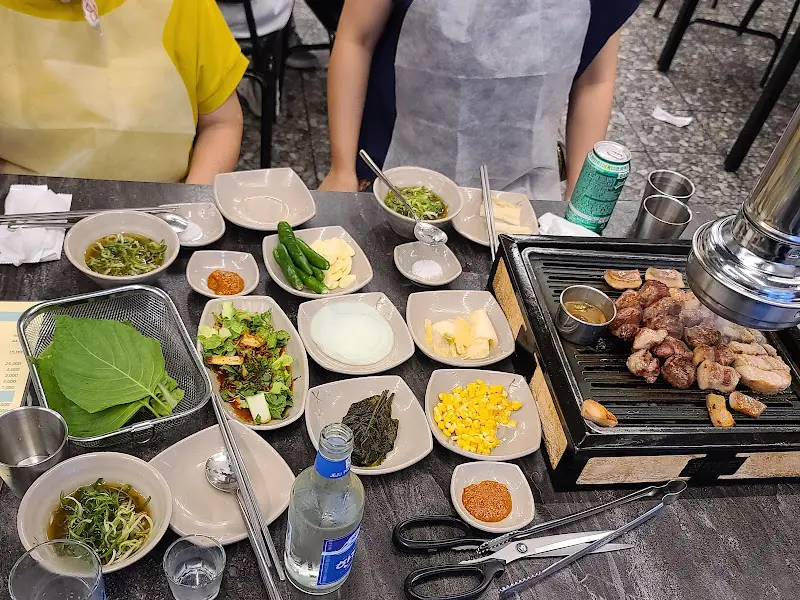 다채로운 곁들임과 함께 즐기는 흑돼지