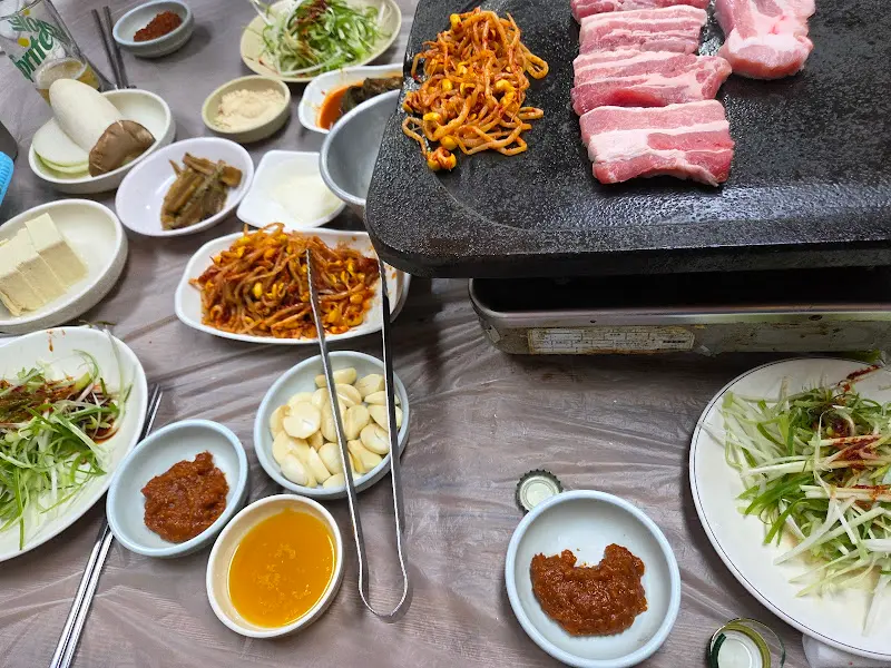 돌판시대 푸짐한 한상 차림