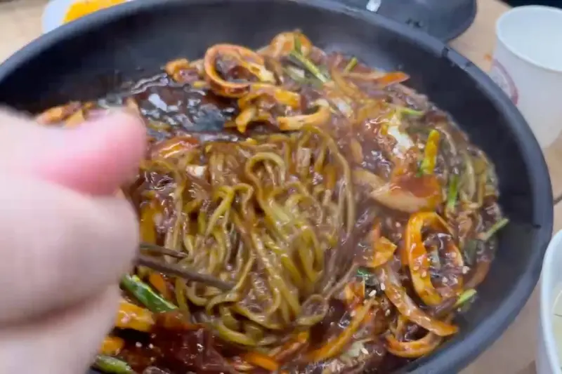 푸짐한 쟁반짜장의 비주얼