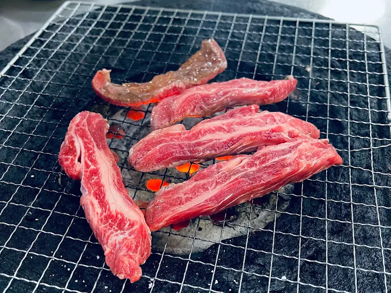 연탄불 위에서 익어가는 갈비살