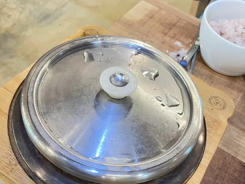 윤기가 좔좔 흐르는 솥밥