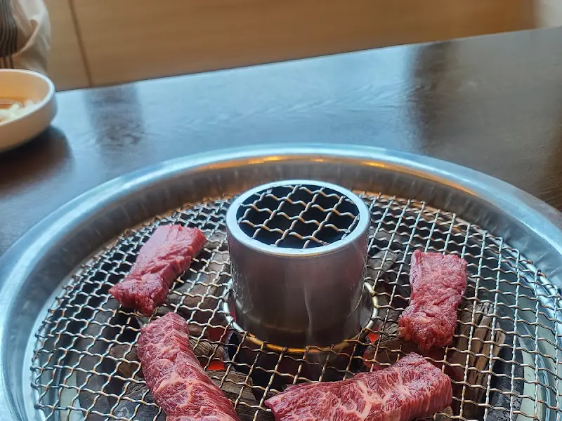 숯불 위에서 익어가는 한우