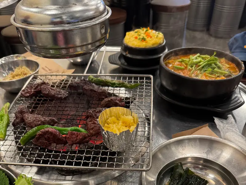 숯불 위에서 익어가는 토시살과 갈비살