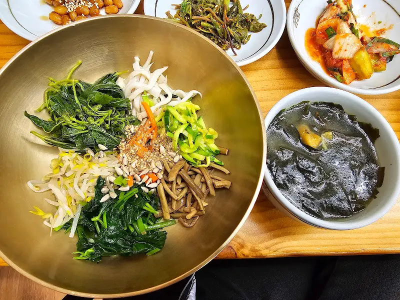 싱그러운 나물들이 가득한 비빔밥