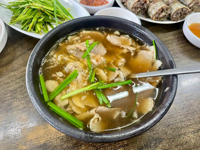 돼지고기와 부추가 어우러진 국밥
