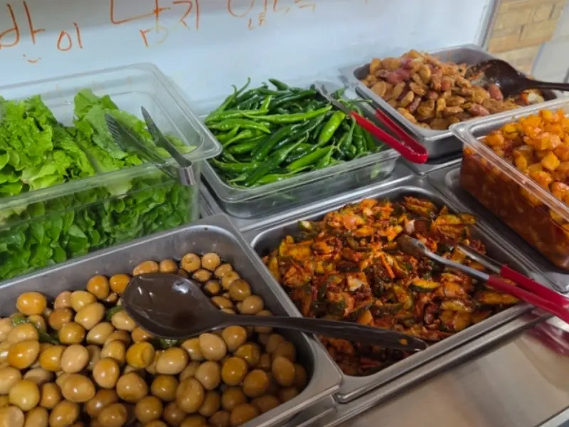 다양한 밑반찬이 준비된 셀프바