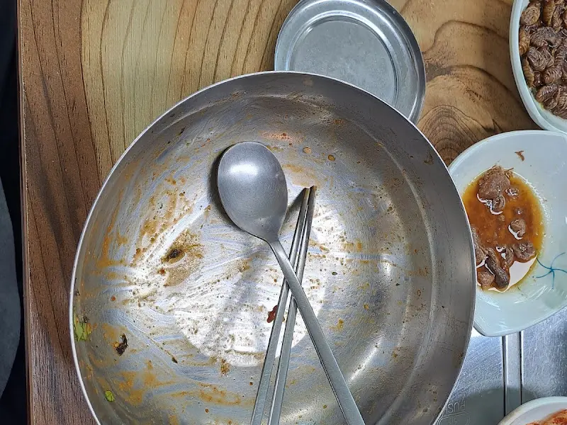 싹싹 비운 육회 비빔밥 그릇