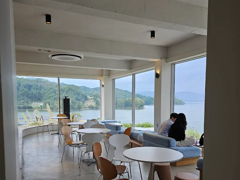 카페 내부 풍경