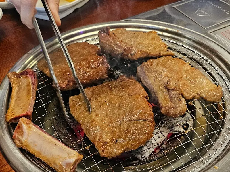 돼지갈비 굽는 모습