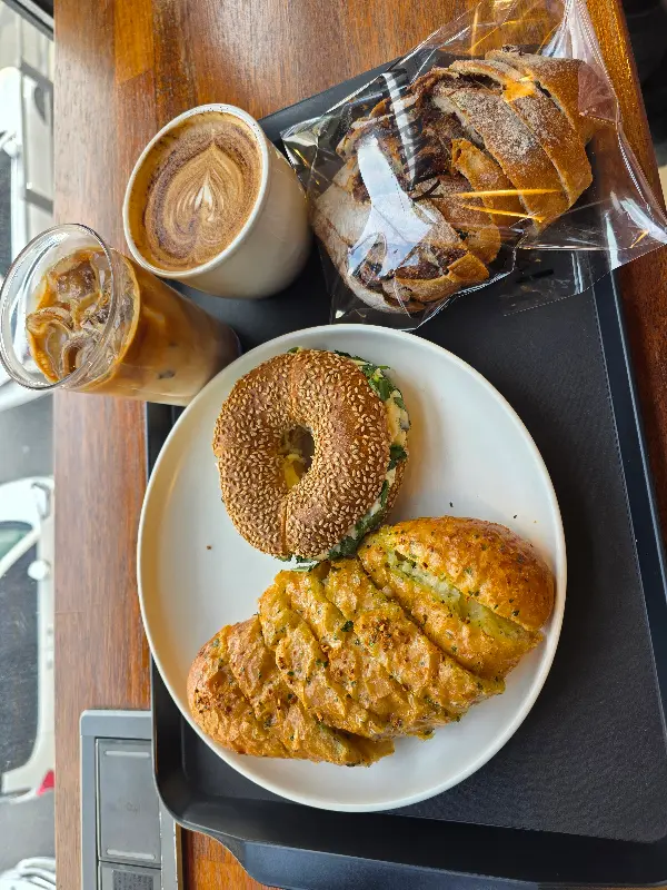 다양한 빵과 커피가 놓인 쟁반