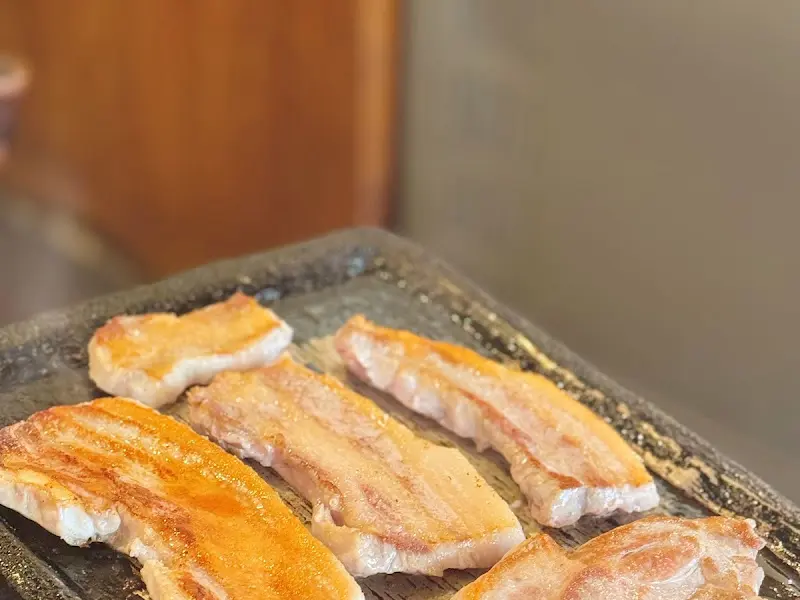 불판 위에서 지글거리는 삼겹살