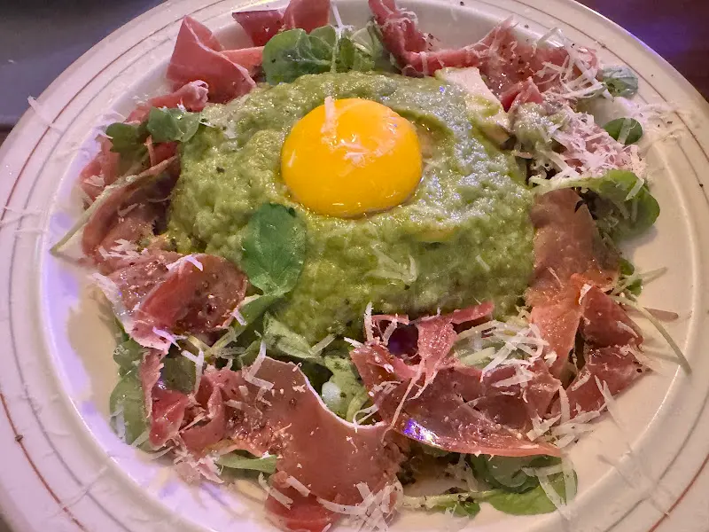 프로슈토와 아보카도 퓨레, 수란이 올라간 샐러드