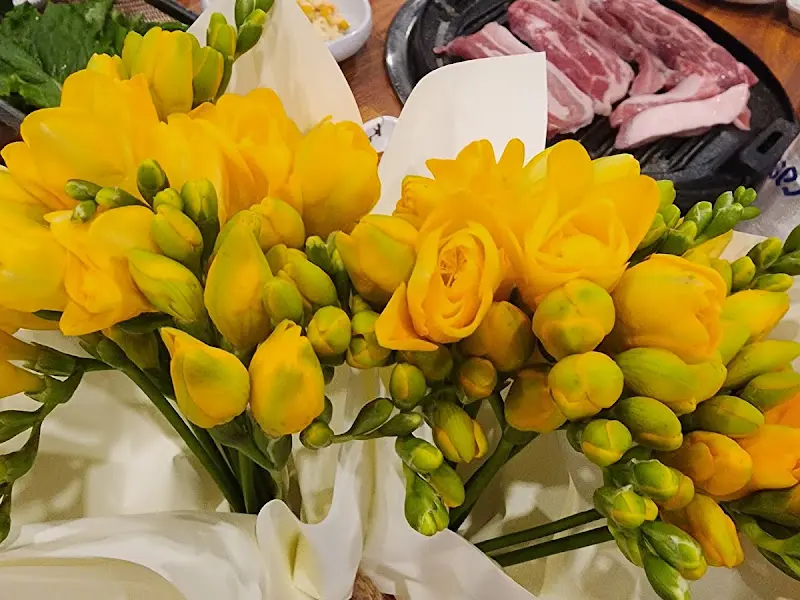 식당 앞에 놓인 아름다운 꽃장식