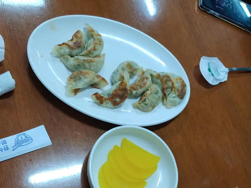 윤기가 좔좔 흐르는 군만두