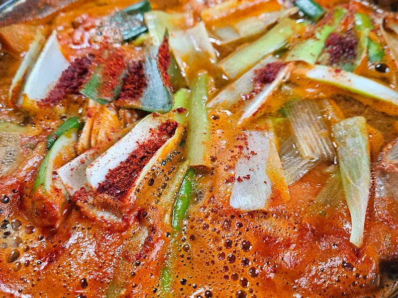 꽃게탕이 끓고 있는 모습. 붉은 국물에 대파가 듬뿍 들어가 시원해 보인다.