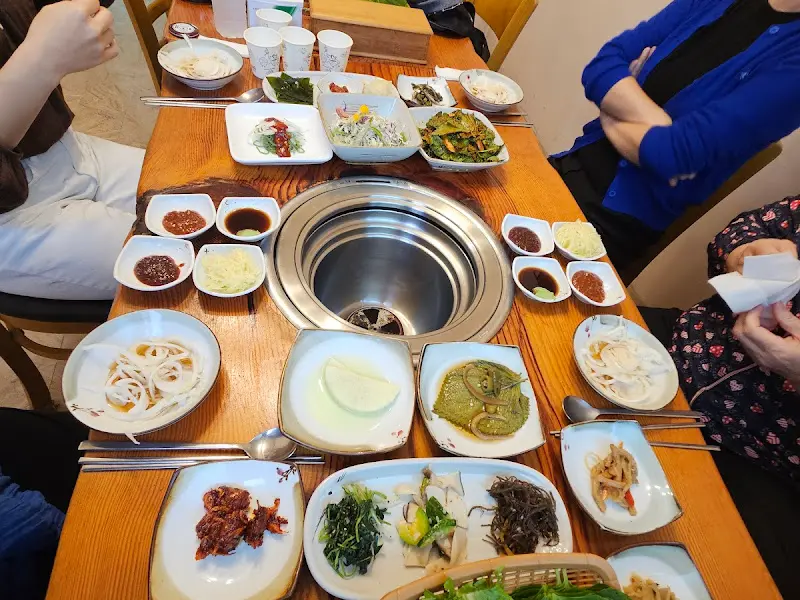 테이블 가득 차려진 밑반찬과 장어