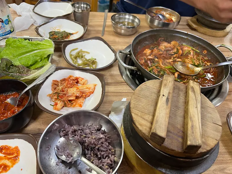 다양한 반찬들과 갓 지은 돌솥밥