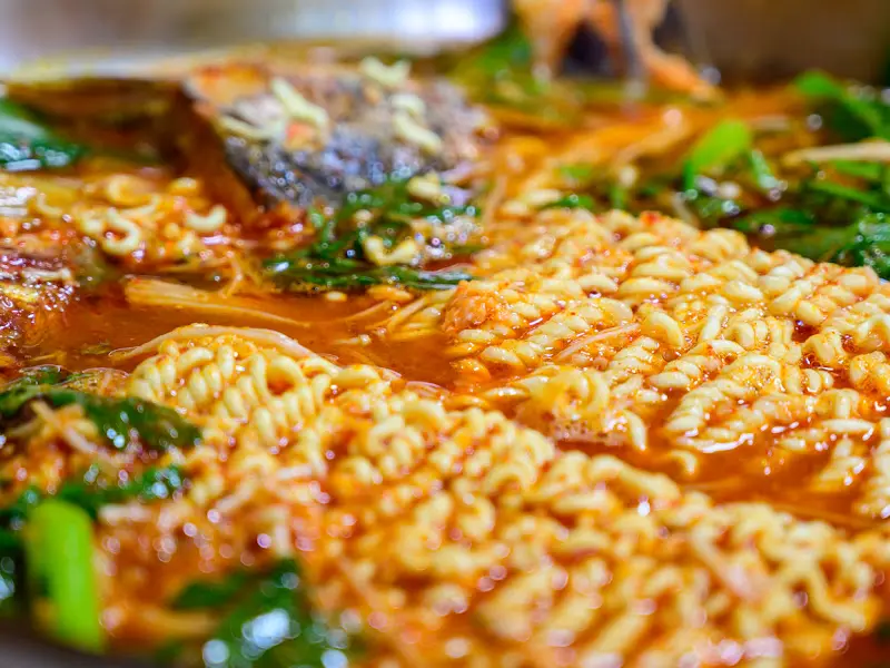 매운탕에 라면사리를 추가한 모습