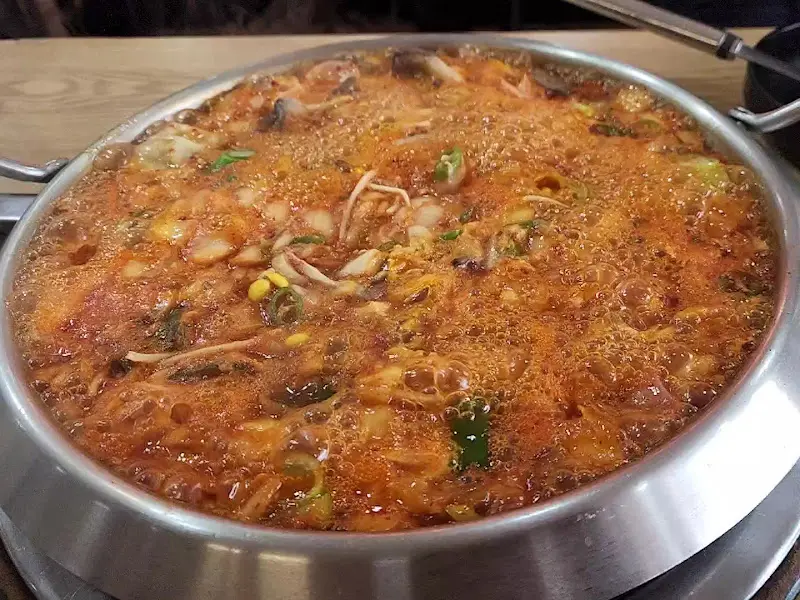 보글보글 끓고 있는 부대찌개