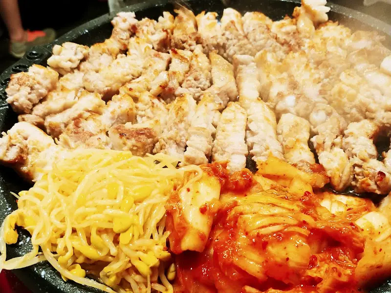 불판 위 삼겹살, 김치, 콩나물