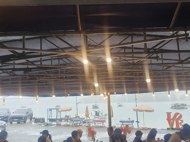 야외 테이블 풍경