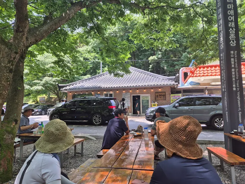 용천집 외부 풍경