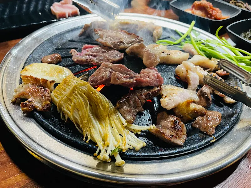 숯불 위에서 익어가는 뒷고기