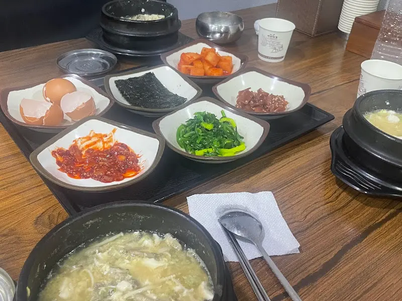 다채로운 밑반찬과 순두부 찌개