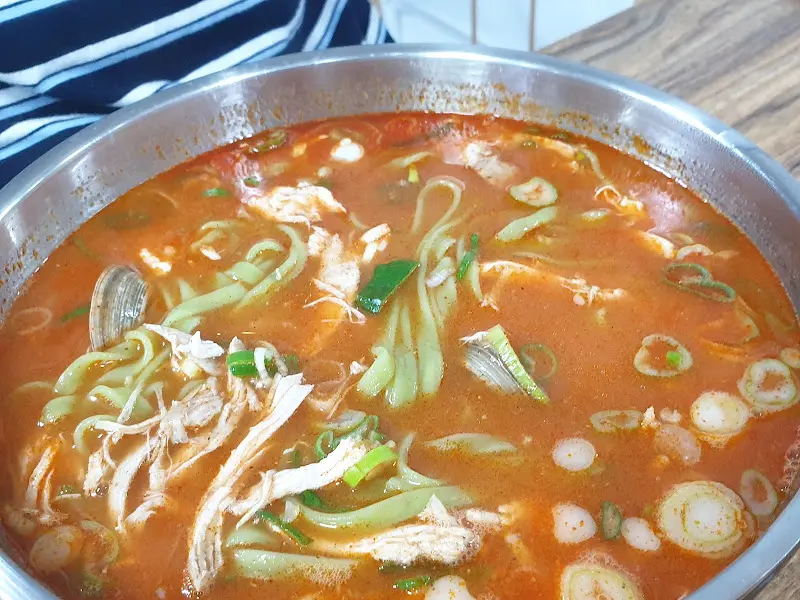 일월칼국수 얼큰 닭칼국수