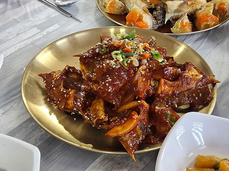 참기름 향이 솔솔 풍기는 양념게장